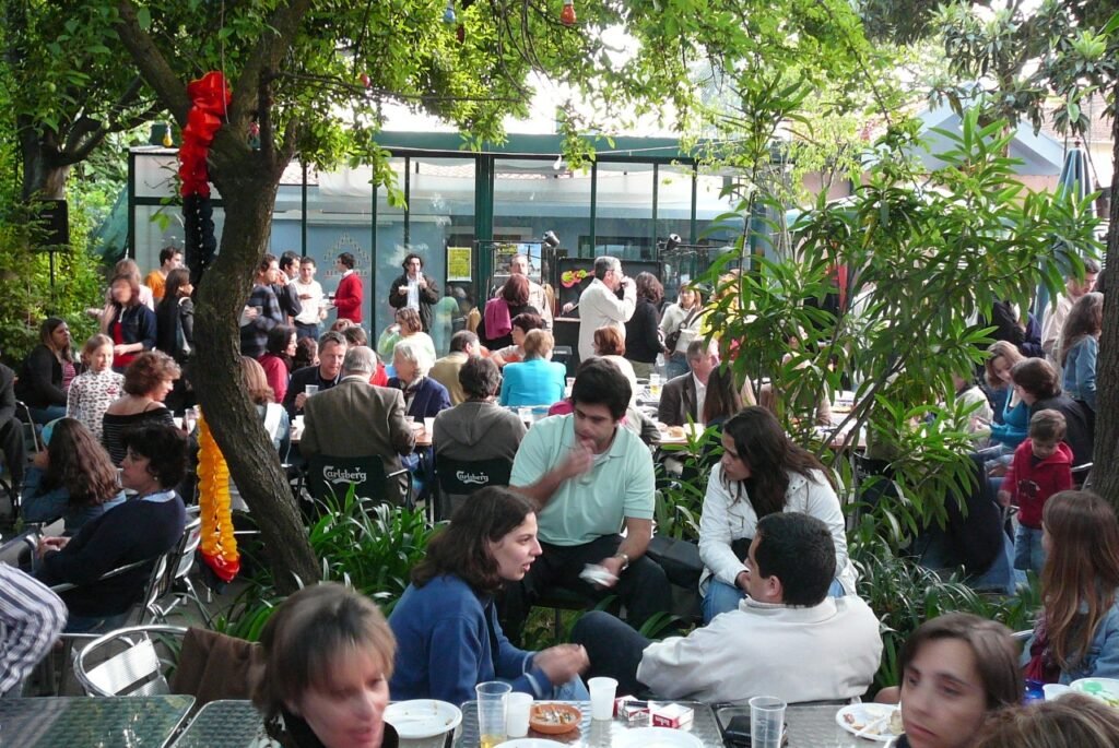 A esplanada do café franco-alemã na Alliance Française do Porto